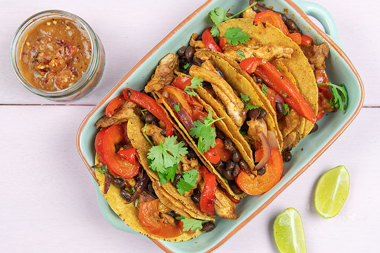 Taco S Met Fajita Kip Zwarte Bonen En Salsa