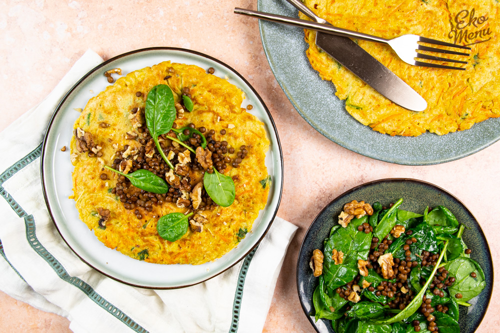 Pannenkoeken Met Wortel En Een Warme Salade Van Linzen En Spinazie