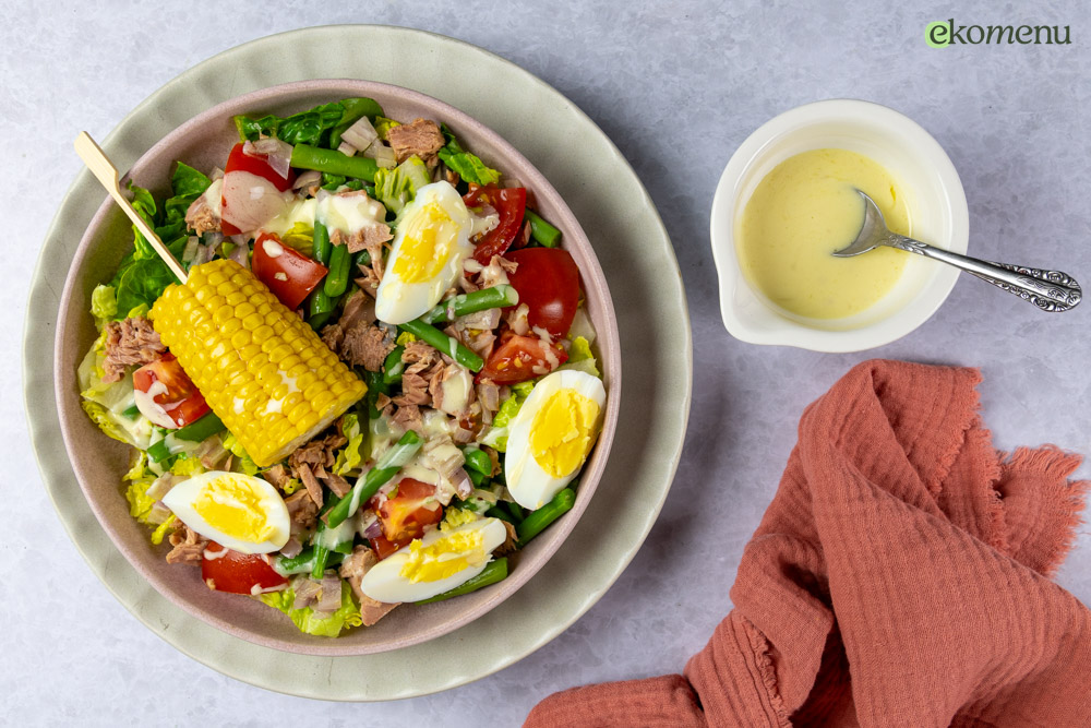 Salade Niçoise met maïs, tonijn en ei