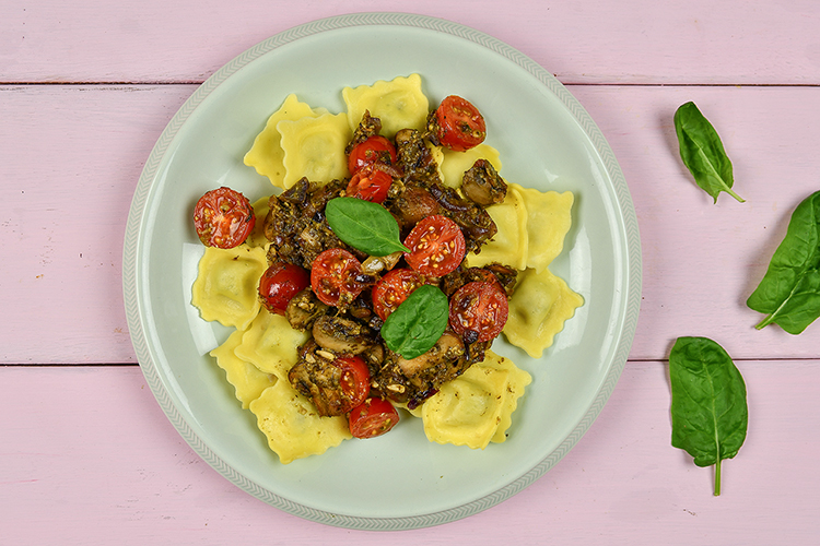 Ravioli met een spinazie en pijnboonpittensaus