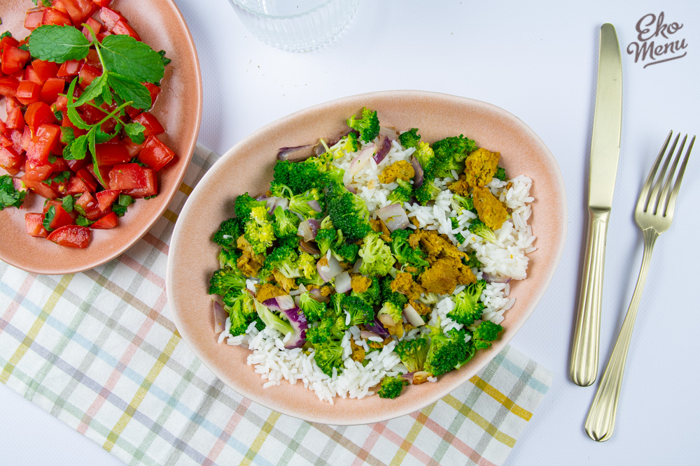 Indiase rijstsalade met gekruide seitan