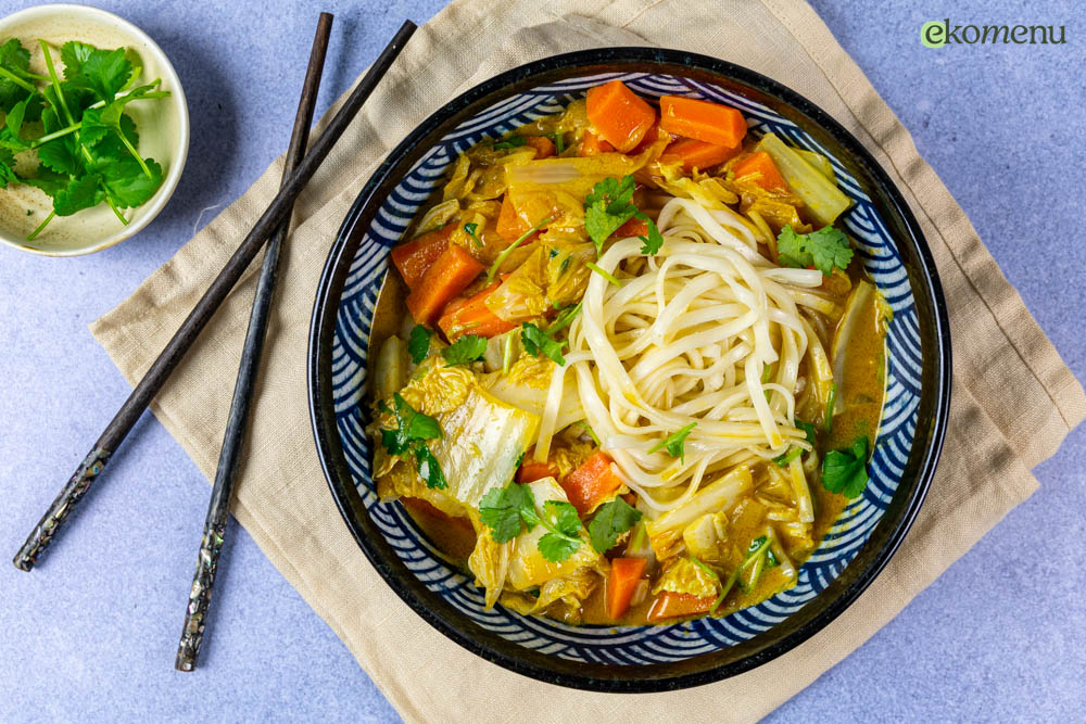 Snelle gele curry met udon noodles