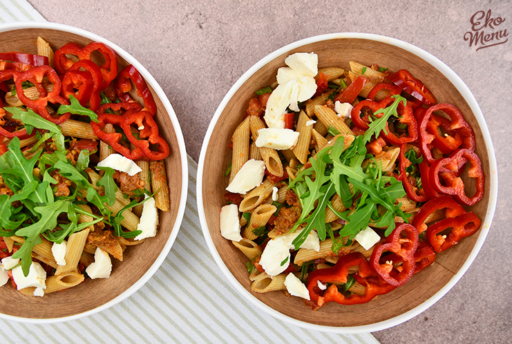 Rode pastasalade met rucola