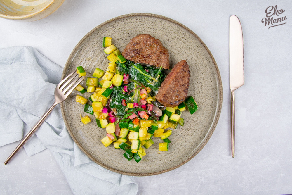 Keto snijbiet á la crème met een hamburger