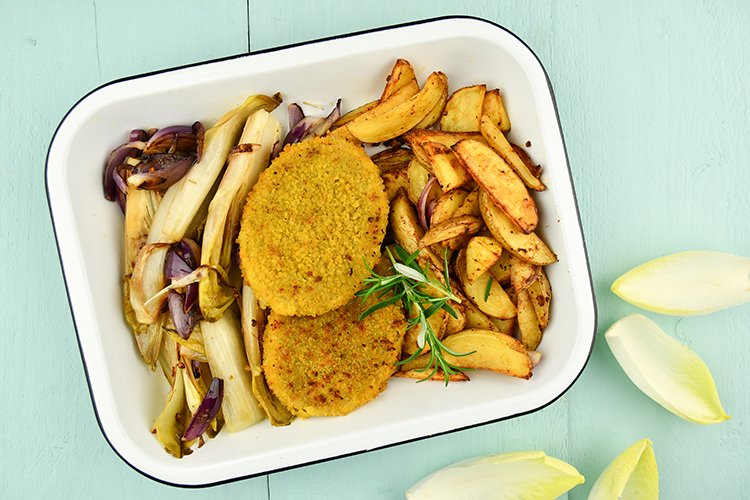 Kaasburger met witlof en aardappeltjes uit de oven | Ekomenu