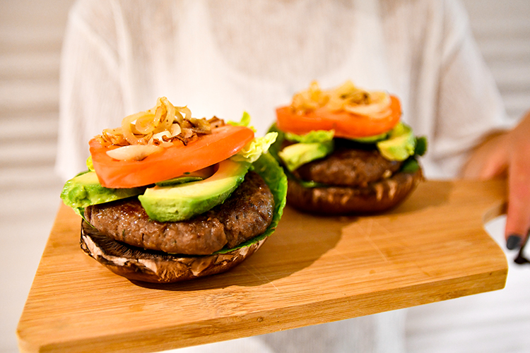 Portabella hamburger met avocado en salade
