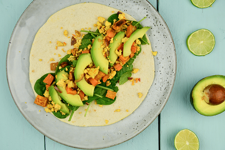 Nobreakfast burrito met scrambled tofu en zoete aardappel