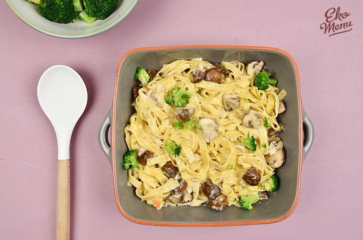 Pasta alfredo with mushroom and cheese sauce and broccoli