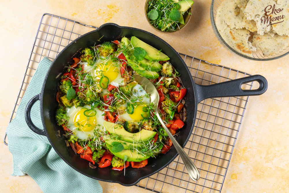 Shakshuka met avocado, munt