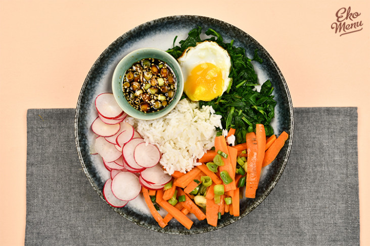 Koreaanse bibimbap met een spiegelei