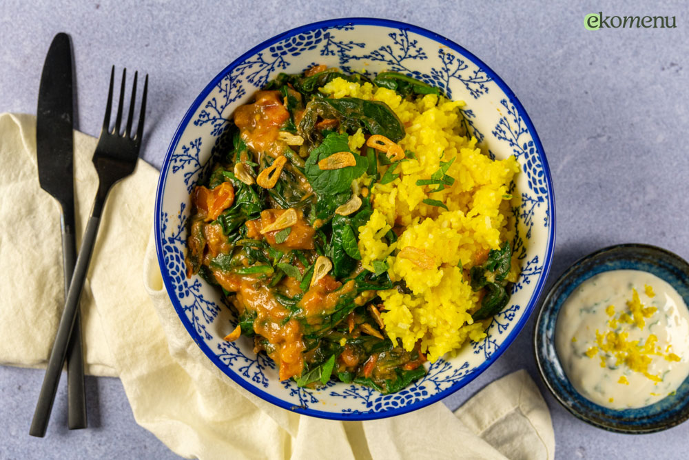 Pittige spinazie curry met gele rijst