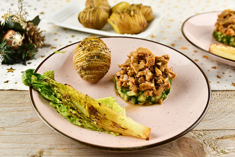 Vegan steak tartare met Hasselback potatoes