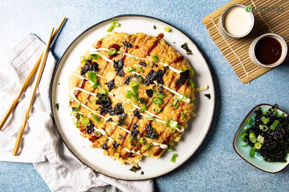 Japanse okonomiyaki met witte kool