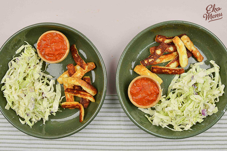 Keto Grillkaas frietjes met koolsla en tomatendip