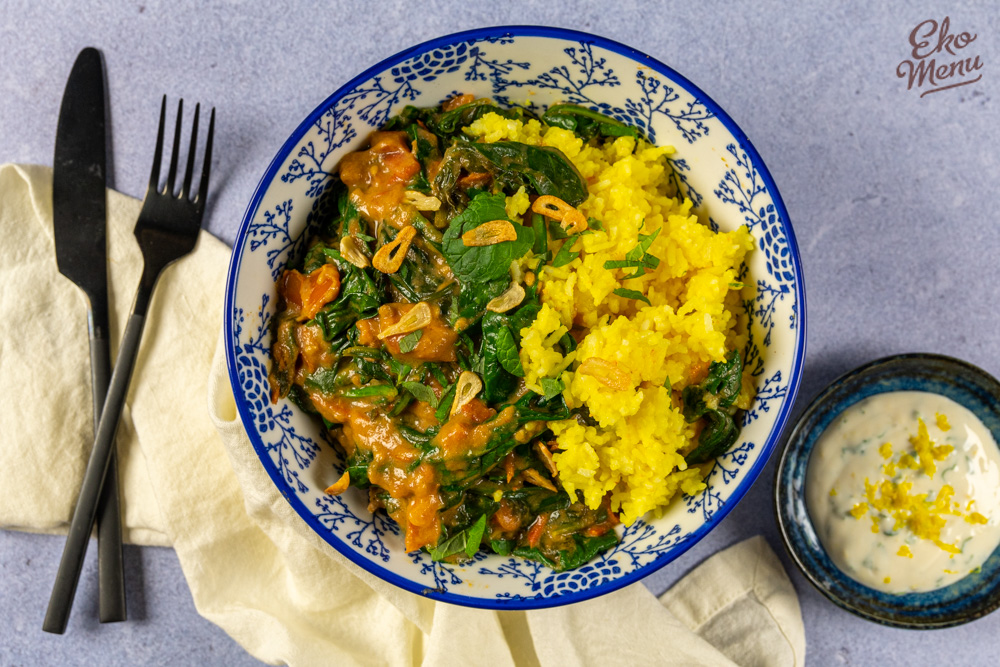 Pittige spinazie curry met gele rijst