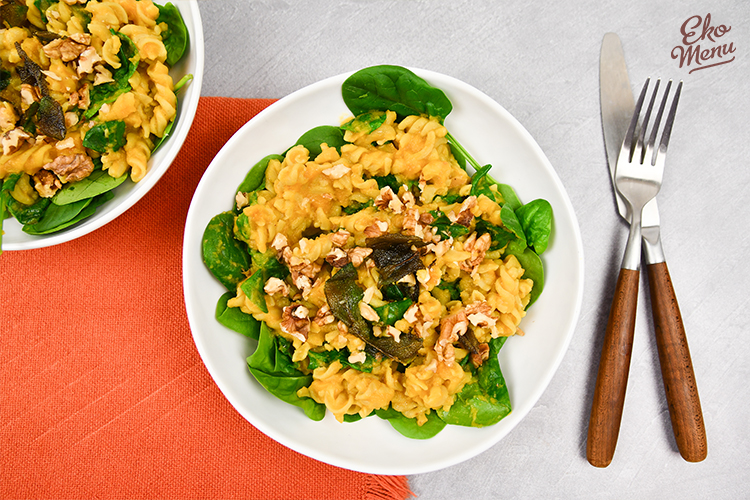 Groene erwten pasta met pompoensaus