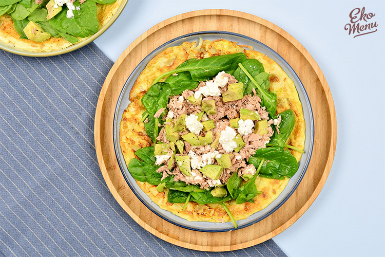 Keto gevulde omelet met tonijn en avocado