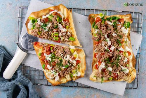 Flammkuchen met dille-roomsaus en tonijn
