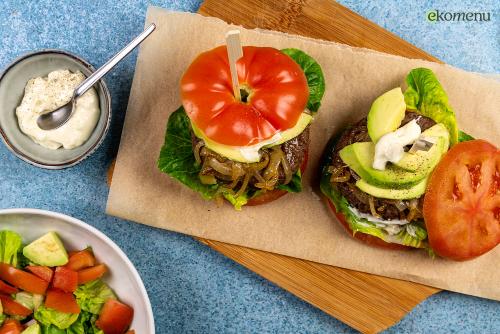 Keto hamburger met tomatenbroodje