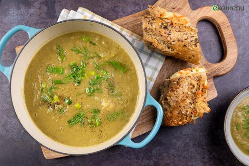 Kervel-preisoep met een kimchi tosti