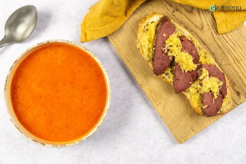 Snelle paprika-tomatensoep met broodje pastrami
