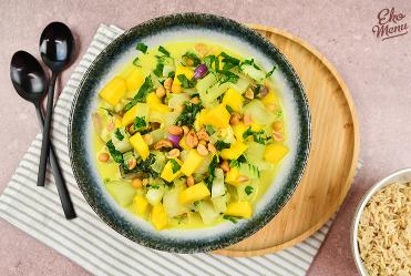 Mango en paksoi in kokossaus