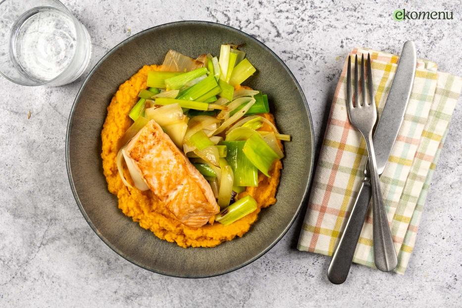 Zalm met romige zoete aardappel-linzenpuree en zachte prei