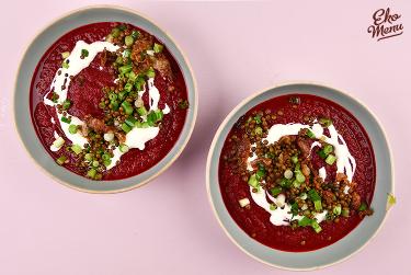 Rode bietensoep met linzen tapenade