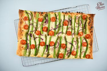 Plaattaart met groene asperges