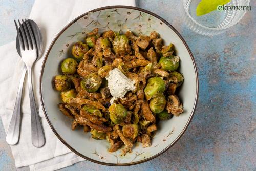 Keto roerbak van shoarma en spruitjes