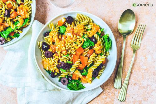 Italiaanse pastasalade met tomatensalsa