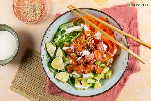 Keto poké bowl met zalm en avocado