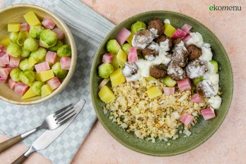 Gehaktballetjes in roomsaus met gekleurde bietjes en bloemkoolrijst
