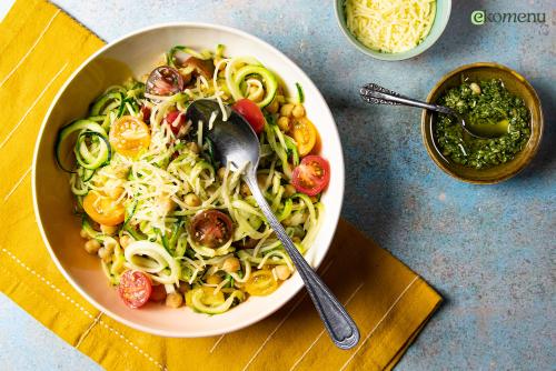 Courgette noodles met pesto en geroosterde kikkererwten