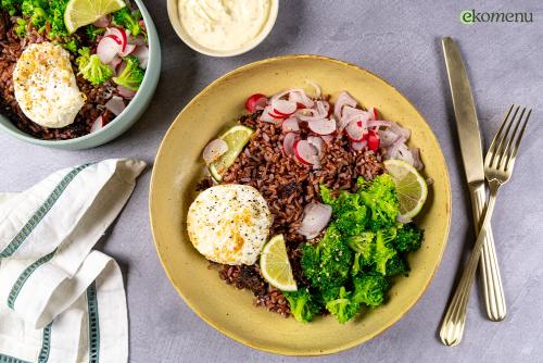 Soul bowl met broccoli en froached egg