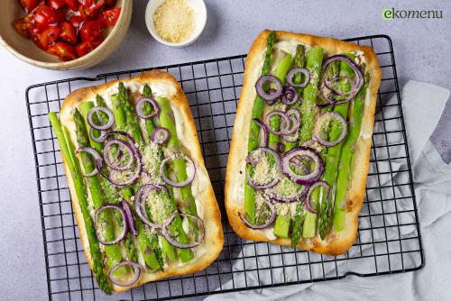 Flammkuchen met groene asperges en pecorino