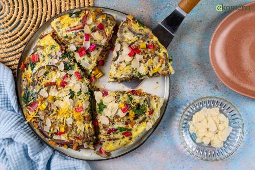 Linzen frittata met snijbiet en amandelschaafsel