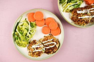 Tonijnburgertjes met preilinten en knoflooksaus