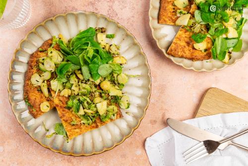 Keto Amandelpizza met salie-spruitjes en wortelpeterselie