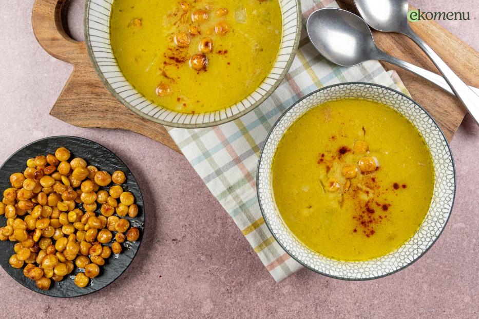 Pinda currysoep met krokante lupine