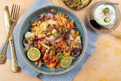 Warme rode linzen couscoussalade met bloemkool