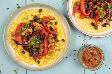 Kip fajitas met ei-wrap, zwarte bonen en salsa