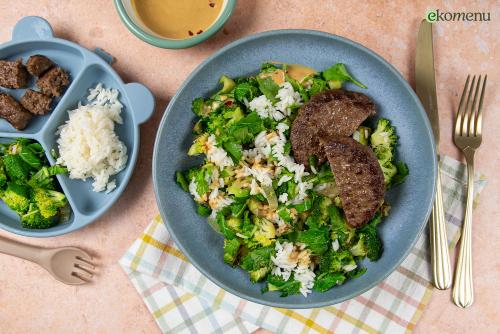 Hamburger met frisse rijstsalade