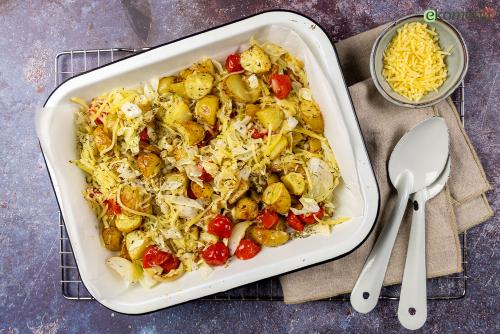 Makkelijke spitskool traybake met mosterd-kaas gratin