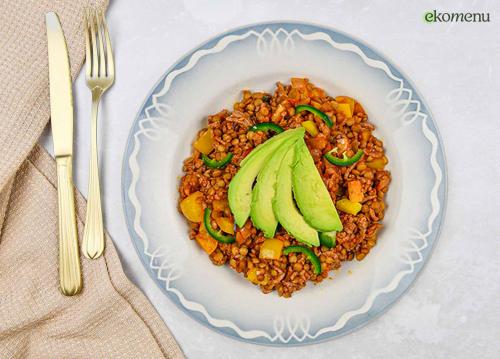Chili con carne met linzen en avocado