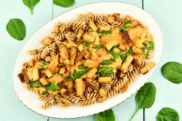 Hummus pasta met spinazie