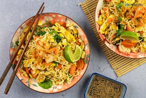 Makkelijke roerbak met eiermie en kimchi