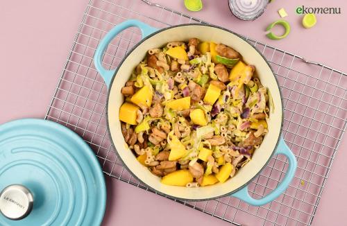 Macaroni met kip en mango
