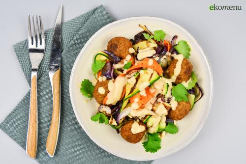 Gegrilde groenten met hummus dressing en falafel