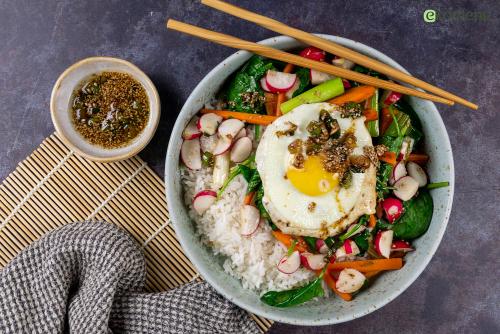 Koreaanse bibimbap met spiegelei 